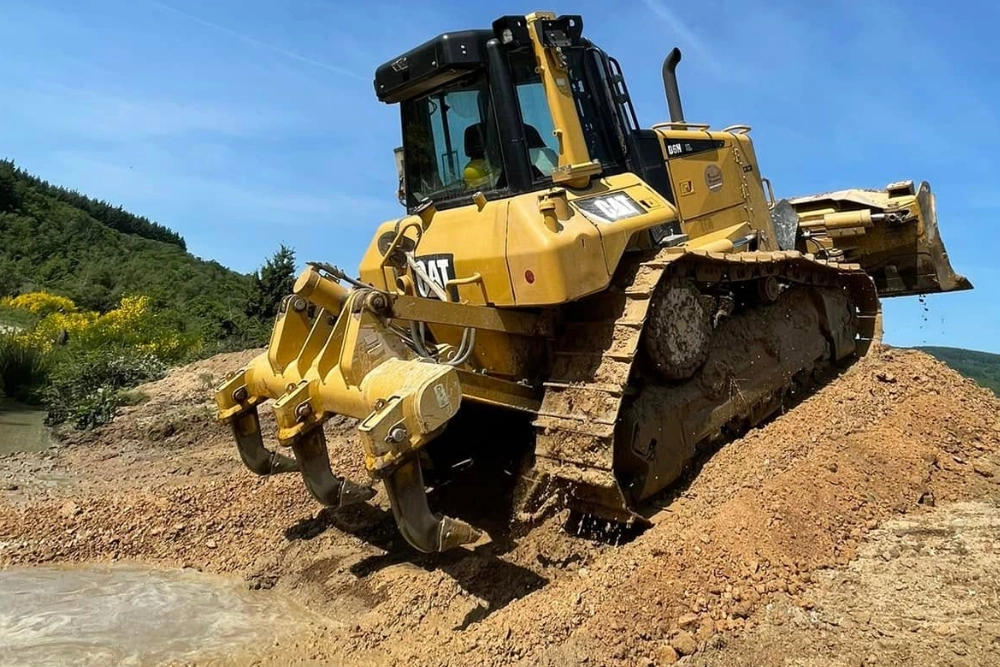 Engin de chantier 4x4 en manœuvre sur une zone de travaux publics