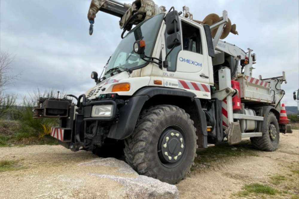 Véhicule 4x4 sur un accès de chantier BTP non stabilisé