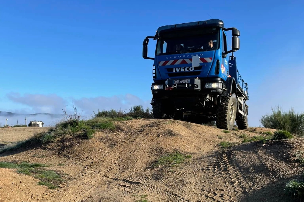 Vue d'un camion ENEDIS pendant une leçon de conduite sur circuit des Combes Grondées