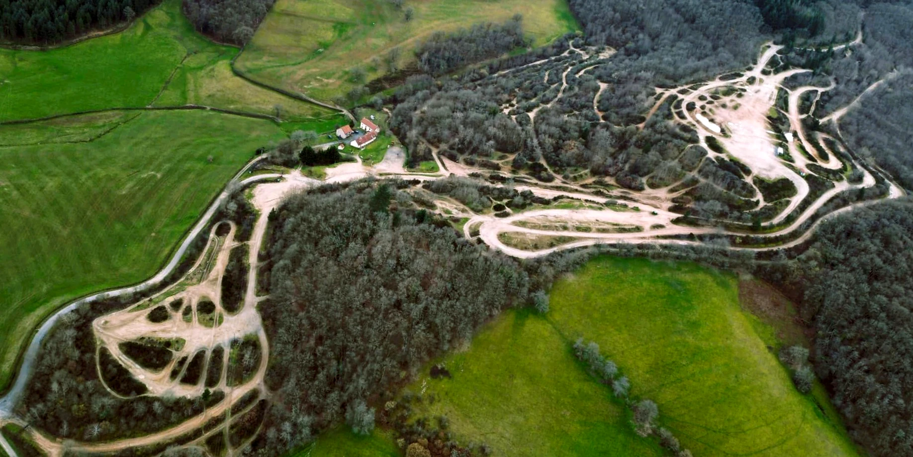 Le circuit des Combes Grondées vu du ciel Tracé du circuit des Combes Grondées en vue aérienne
